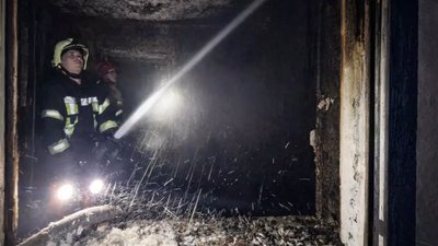 У місті на Житомирщині під час пожежі у приватному будинку врятували жінку У місті на Житомирщині під час пожежі у приватному будинку врятували жінку