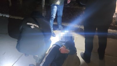 На Житомирщині правоохоронці викрили канал постачання наркотиків ув'язненим до виправної колонії На Житомирщині правоохоронці викрили канал постачання наркотиків ув'язненим до виправної колонії