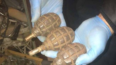 Поліцейські вилучили зброю Поліцейські вилучили зброю