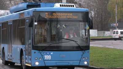 Тролейбус на вулиці Рівного