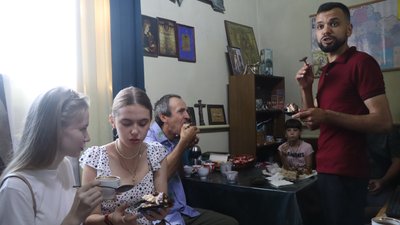 В Охтирці у храмі зіграв бандурист Андрій Міцай В Охтирці у храмі зіграв бандурист Андрій Міцай