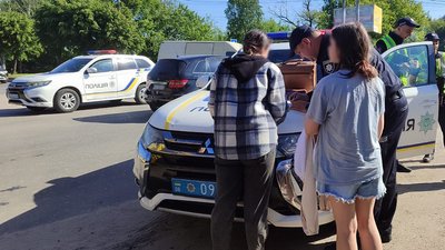 У Бердичеві автомобіль в'їхав у будинок, в якому були діти У Бердичеві автомобіль в'їхав у будинок, в якому були діти