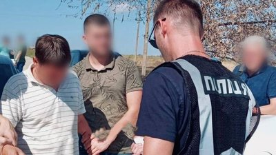 2500 доларів, аби "відмазати" від служби. На Миколаївщині поліцейські викрили протиправну схему 2500 доларів, аби "відмазати" від служби. На Миколаївщині поліцейські викрили протиправну схему