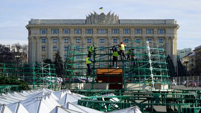 На майдані Свободи у Харкові почали зводити новорічну ялинку