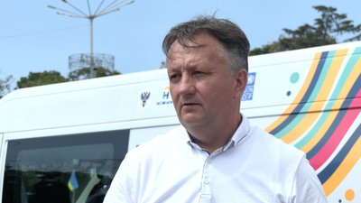 Коропський селищний голова Володимир Куніцин під час передачі автобусів для соціальних потреб Коропський селищний голова Володимир Куніцин під час передачі автобусів для соціальних потреб