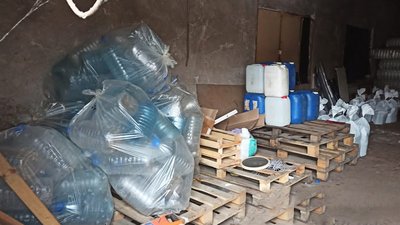 Поліція, фальсифікат, спирт, алкоголь, дві тонни продукції, підпільний цех Поліція, фальсифікат, спирт, алкоголь, дві тонни продукції, підпільний цех