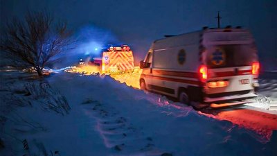 Рятувальники відбуксировують автомобіль швидкої допомоги