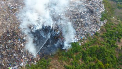 Біля Рівного горіло сміттєзвалище