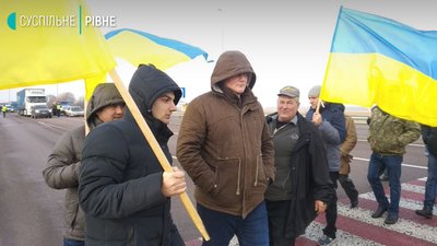 На Рівненщині перекрили трасу через "земельну реформу" На Рівненщині перекрили трасу через "земельну реформу"