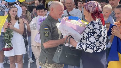 У Тальному зустріли звільненого з полону