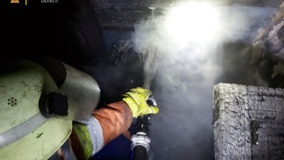 На Житомирщині під час ліквідації пожежі вогнеборці врятували літнє подружжя На Житомирщині під час ліквідації пожежі вогнеборці врятували літнє подружжя