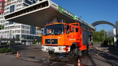Рятувальники на заправці, в яку влучив дрон у Харкові
