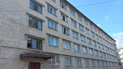 "Привалило чоловіка мого": на Полтавщині жителі села розбирають завали після російського обстрілу "Привалило чоловіка мого": на Полтавщині жителі села розбирають завали після російського обстрілу