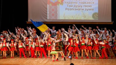 "Веселі гуцулята" з Прикарпаття зібрали на благодійному концерті 22 тис. грн для ЗСУ