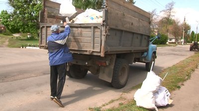 "Вигнати вовка": у селі на Черкащині хочуть позбутися сміттєзвалища в лісі "Вигнати вовка": у селі на Черкащині хочуть позбутися сміттєзвалища в лісі