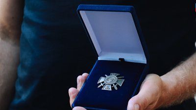 Бондаренка нагородили хрестом за волонтерство Бондаренка нагородили хрестом за волонтерство