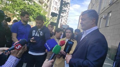 "Ми можемо пояснити закупівлі вугілля в РФ". Порошенко і його адвокати розповіли про допит в СБУ "Ми можемо пояснити закупівлі вугілля в РФ". Порошенко і його адвокати розповіли про допит в СБУ