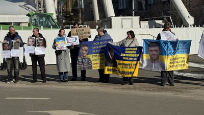 Акція на підтримку цивільних полонених "Чекаємо не квітів — чекаємо своїх"