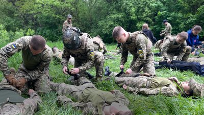 Військово-патріотичний вишкіл у польових умовах: у Полтаві молодь навчали базі з такмеду