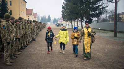 Пластуни передали Вифлеємський вогонь миру бійцям прикарпатської "десятки"