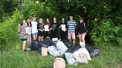 Толока під час війни. В Охтирці влаштували масове прибирання