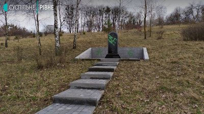 "Слава ДНР": у Рівному обмалювали монумент радянським танкістам "Слава ДНР": у Рівному обмалювали монумент радянським танкістам
