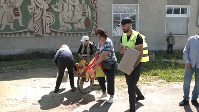 У двох громадах Франківщини волонтери роздали понад тисячу продуктових наборів