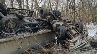 На Полтавщині внаслідок аварії загинув водій вантажівки На Полтавщині внаслідок аварії загинув водій вантажівки