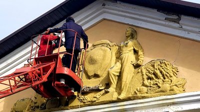 Декомунізація: у міському клубі на Рівненщині прибрали барельєф радянських часів Декомунізація: у міському клубі на Рівненщині прибрали барельєф радянських часів