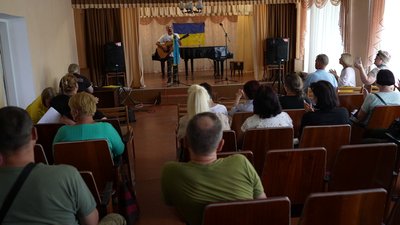Херсонські музиканти та письменники презентували творчу програму для жителів Чорнобаївки Херсонські музиканти та письменники презентували творчу програму для жителів Чорнобаївки