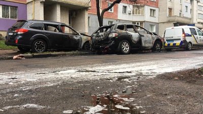 У Чернігові вночі згоріли дві автівки У Чернігові вночі згоріли дві автівки