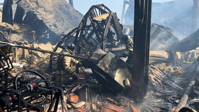 Армія РФ вдарила з артилерії по торговельному центру Нікополя. Що відбувається на місці — фоторепортаж Армія РФ вдарила з артилерії по торговельному центру Нікополя. Що відбувається на місці — фоторепортаж