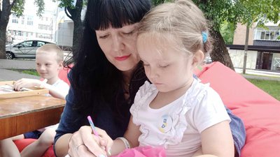 Оксана малює разом з відвідувачкою літнього читального залу. Оксана малює разом з відвідувачкою літнього читального залу.