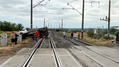 Фургон зіткнувся з вантажним потягом