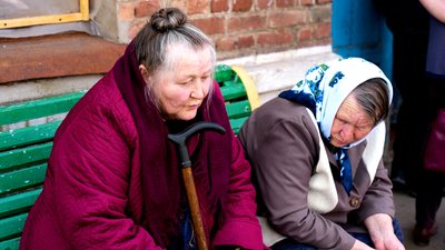 Жінки у селищі на Донеччині Жінки у селищі на Донеччині
