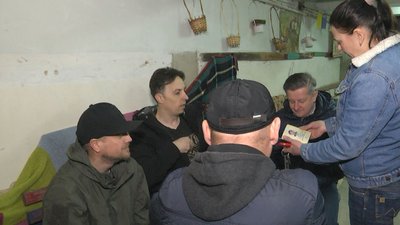 Інтернет, холодильник та дитячий куточок: лучани власноруч облаштували бомбосховище у будинку Інтернет, холодильник та дитячий куточок: лучани власноруч облаштували бомбосховище у будинку