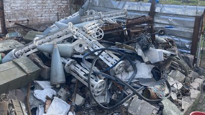 Житель деокупованого села на Харківщині побудував дім з ящиків від російських боєприпасів Житель деокупованого села на Харківщині побудував дім з ящиків від російських боєприпасів