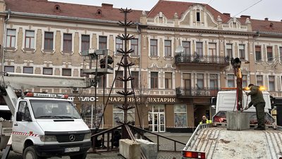 В Ужгороді на площі Петефі почали встановлювати новорічну ялинку