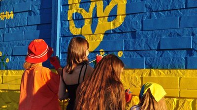 У Змієві створили патріотичний мурал з текстом статті Конституції У Змієві створили патріотичний мурал з текстом статті Конституції