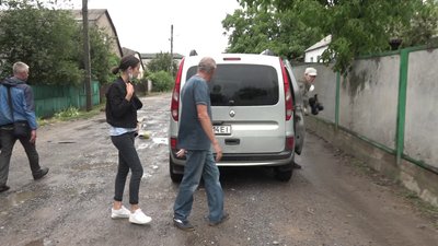 У Харкові журналістів під час зйомки закидали камінням і пошкодили машину У Харкові журналістів під час зйомки закидали камінням і пошкодили машину