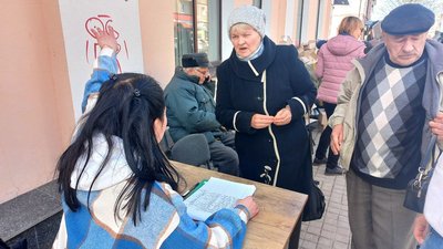 У Сумах видають гуманітарну допомогу дітям війни У Сумах видають гуманітарну допомогу дітям війни