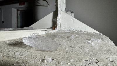 Замерзла труба й протік дах: на Кіровоградщині четвертий день рятують затоплений архів Замерзла труба й протік дах: на Кіровоградщині четвертий день рятують затоплений архів