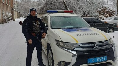 Середина-Буда, поліціянт довіз породіллю до лікарні на прикордонні