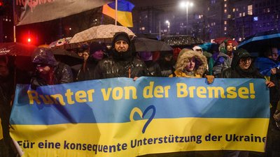 "365 днів загального болю": українці вийшли на демонстрацію у Лейпцигу "365 днів загального болю": українці вийшли на демонстрацію у Лейпцигу