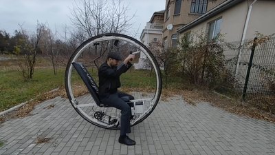 Винахідник розповів про диван, яким їздить на Тернопільщині Винахідник розповів про диван, яким їздить на Тернопільщині