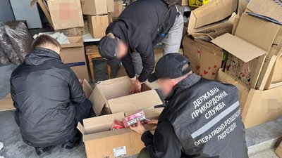 Цигарки без акцизів і вейпи, які вилучили у 37-річного жителя Володимира