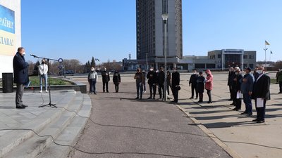 Сумські депутати влаштували сесію на вулиці, аби потім голосувати вдома