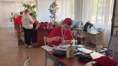 Лікарі мобільної медичної бригади Миколаївського товариства Червоного Хреста приїхали 14-го липня до Херсона. Лікарі мобільної медичної бригади Миколаївського товариства Червоного Хреста приїхали 14-го липня до Херсона.
