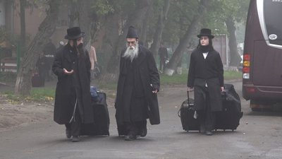 Хасиди залишають місце паломництва Хасиди залишають місце паломництва