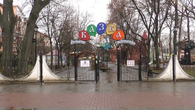Газони в бетоні та кроновані дерева: у миколаївській "Казці" готуються до встановлення атракціонів Газони в бетоні та кроновані дерева: у миколаївській "Казці" готуються до встановлення атракціонів